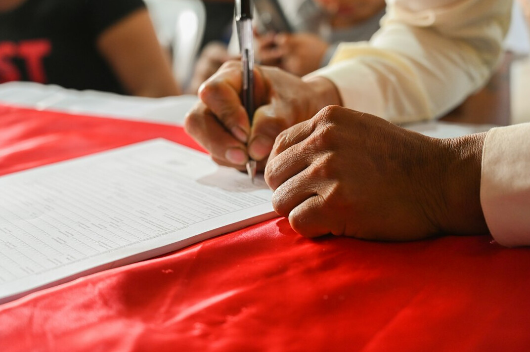 businessman signing contract