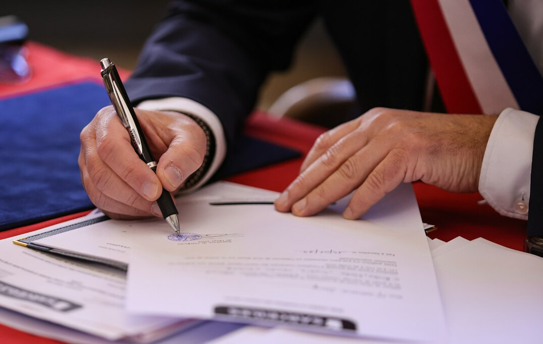 businessman signing contract